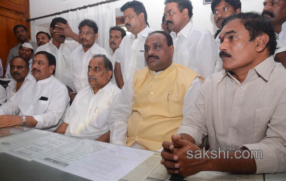 Mudragada ends fast after talks with Govt envoys - Sakshi11