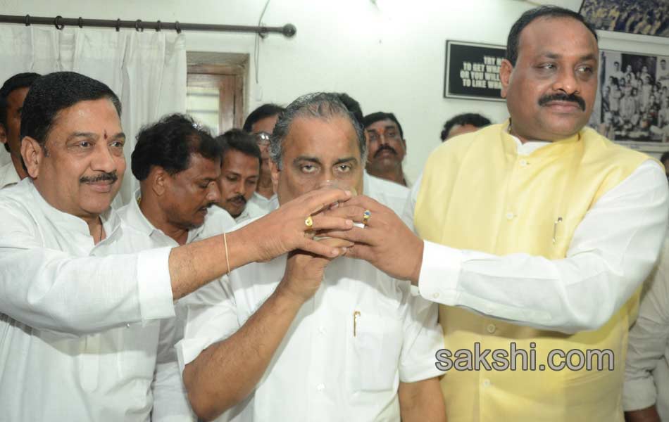 Mudragada ends fast after talks with Govt envoys - Sakshi16