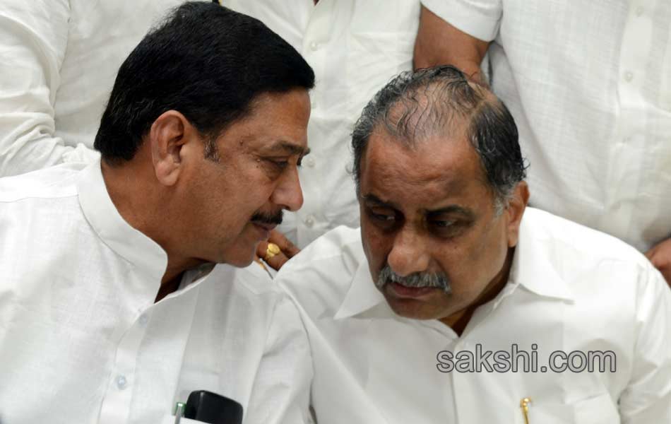 Mudragada ends fast after talks with Govt envoys - Sakshi18