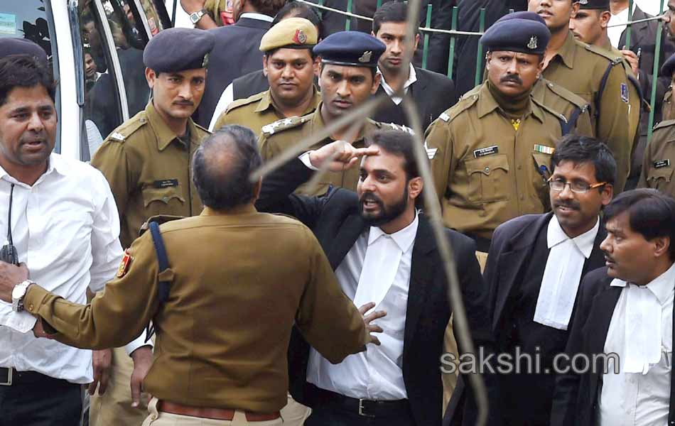 Lawyers JNU students clash in Patiala House court premises - Sakshi13