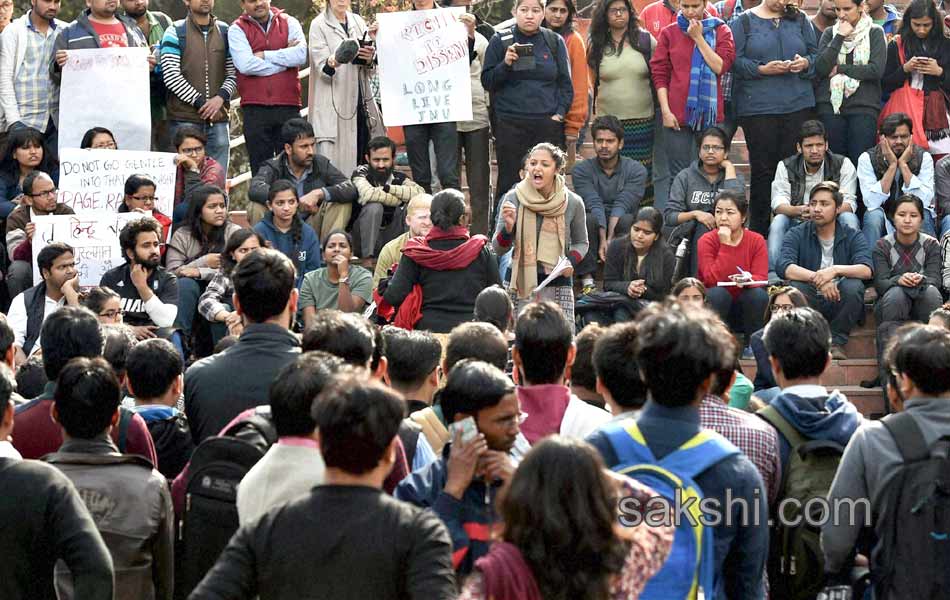 Lawyers JNU students clash in Patiala House court premises - Sakshi17