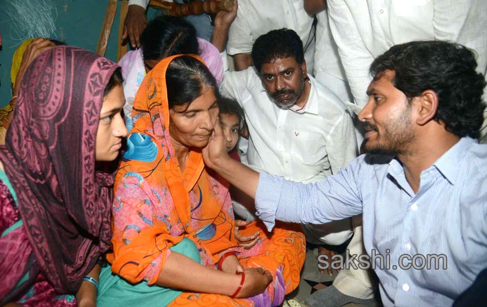 ys jagan mohan reddy attend mushtaq ahmed last rites - Sakshi5