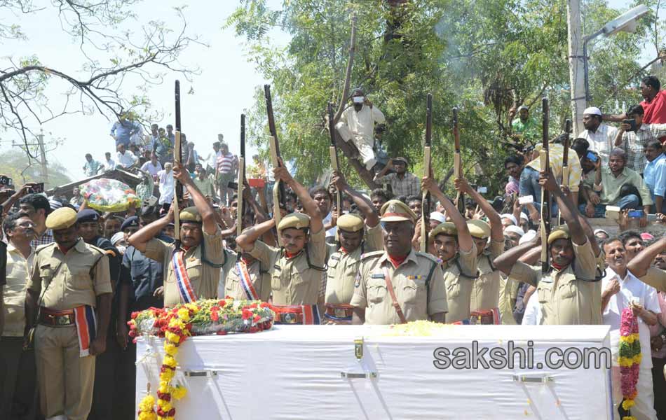 ys jagan mohan reddy attend mushtaq ahmed last rites - Sakshi12