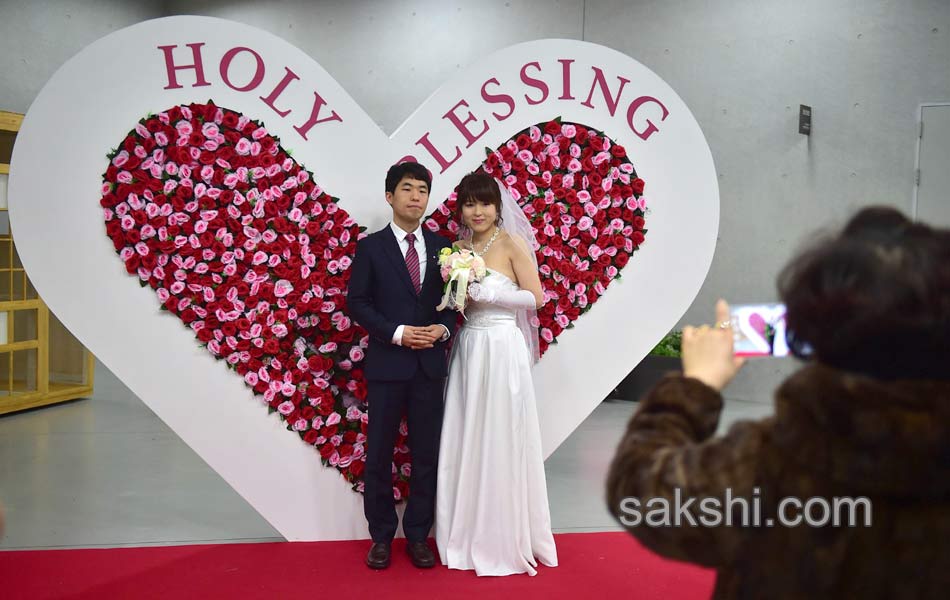 Hundreds of couples were married at the South Korean8