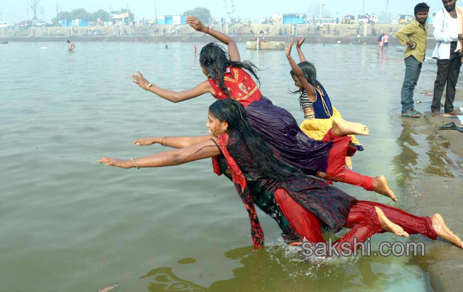 medaram jatara end still devotees rush in medaram3