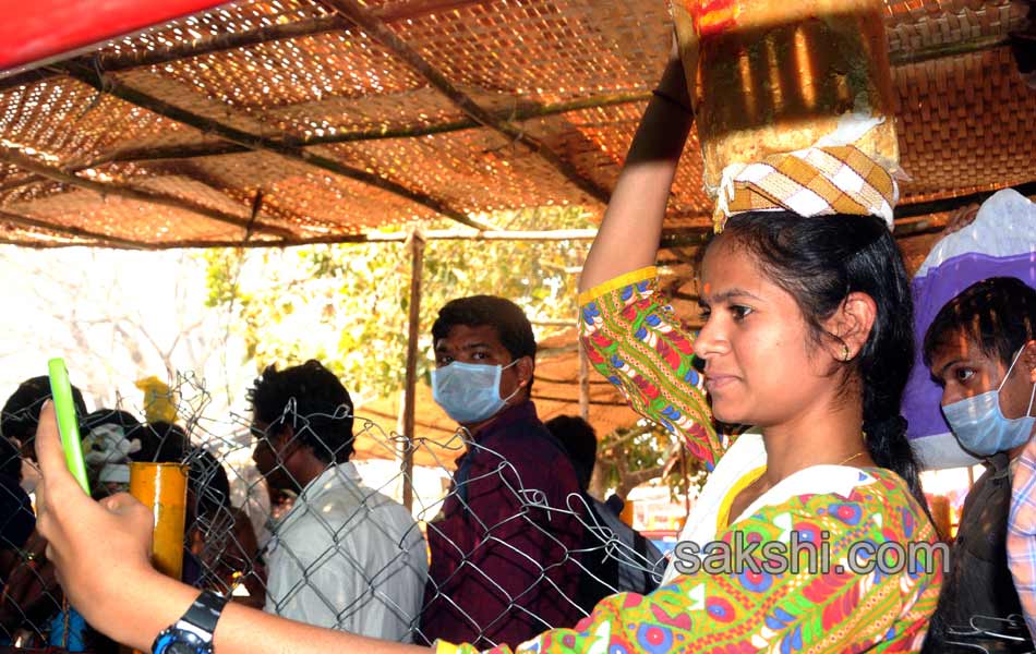 medaram jatara end still devotees rush in medaram9