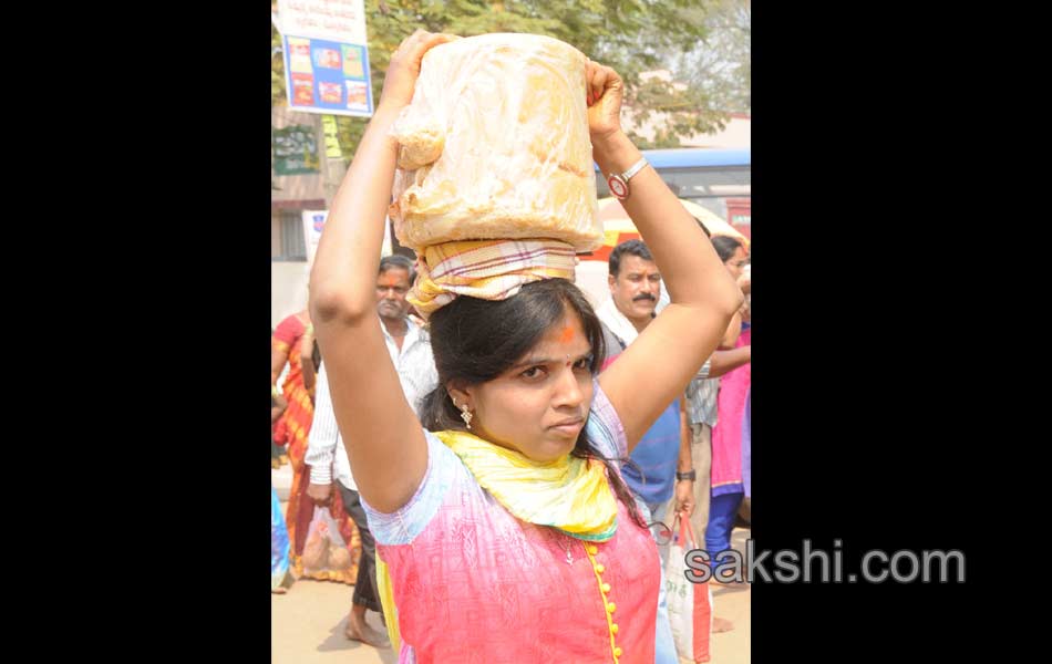 medaram jatara end still devotees rush in medaram16