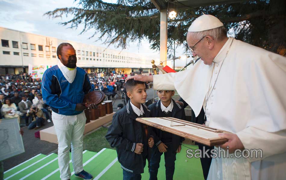 Pope Francis performs the foot washing5