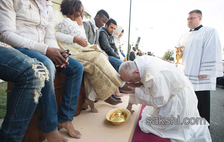 Pope Francis performs the foot washing7