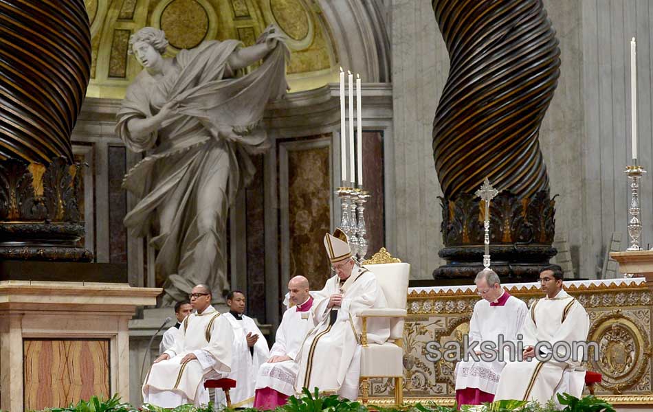 Pope Francis performs the foot washing18