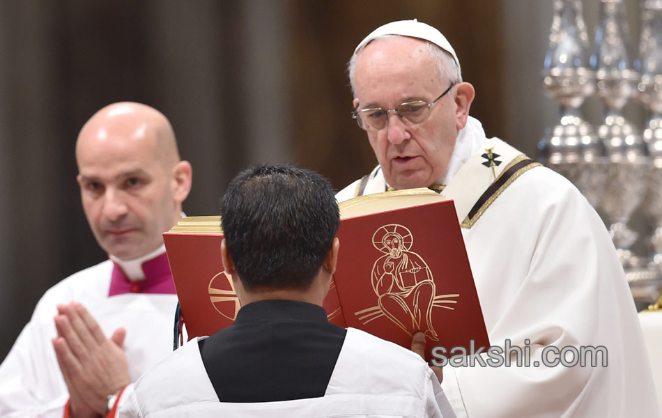 Pope Francis performs the foot washing20