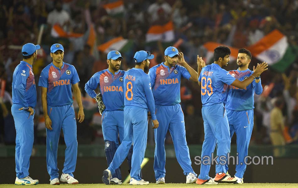 India beat Australia by six wickets in Mohali  reach semis8