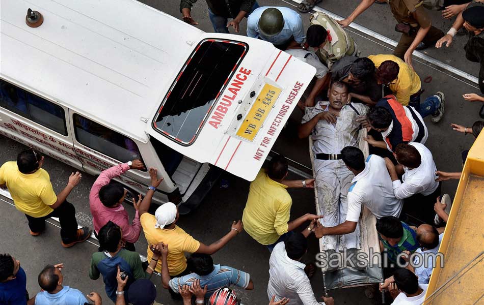 flyover collapsed in kolcutta2