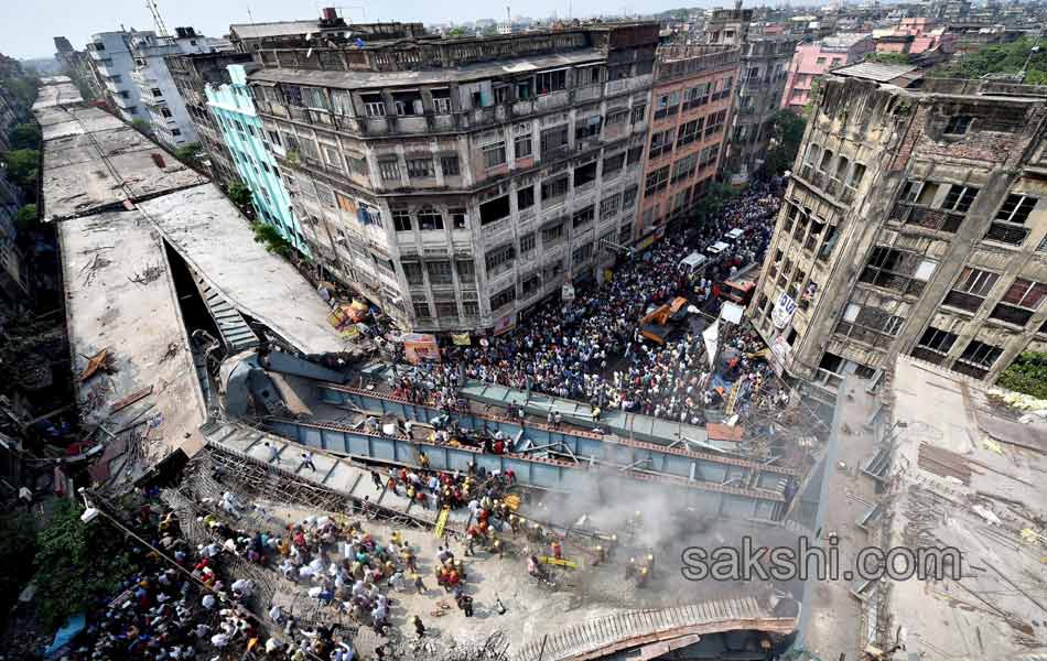 flyover collapsed in kolcutta5