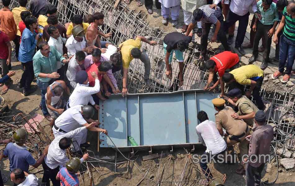 flyover collapsed in kolcutta20