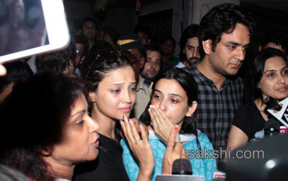 Television actors family bid adieu to Pratyusha11