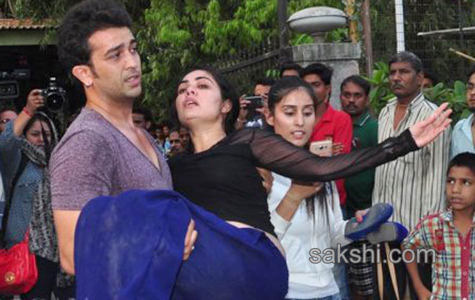 Television actors family bid adieu to Pratyusha18