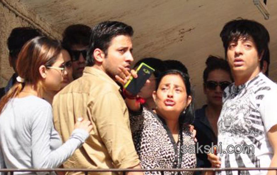 Television actors family bid adieu to Pratyusha21