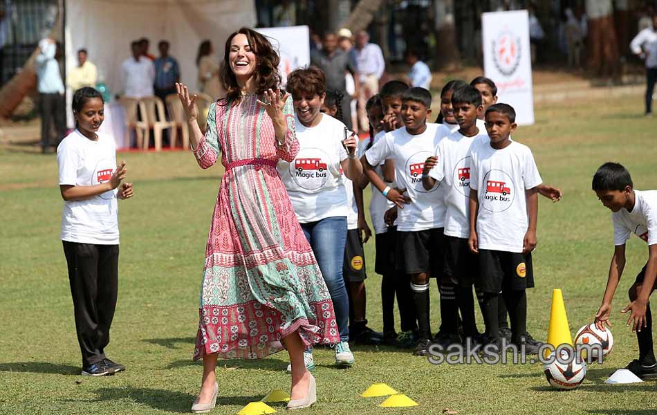 In Mumbai Kate Middleton Plays Cricket With Sachin1