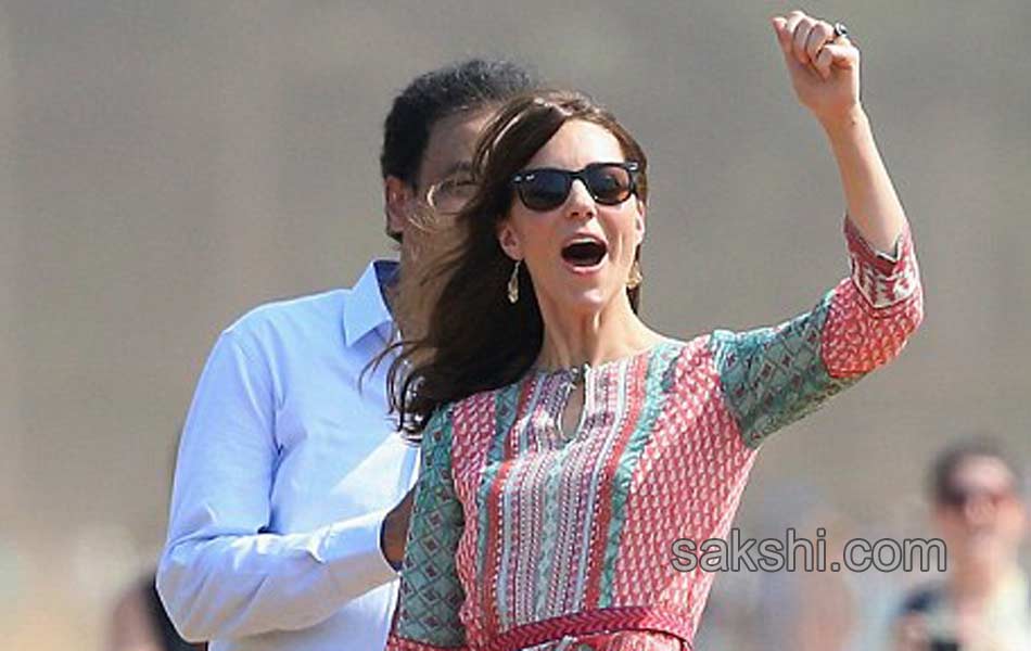 In Mumbai Kate Middleton Plays Cricket With Sachin5