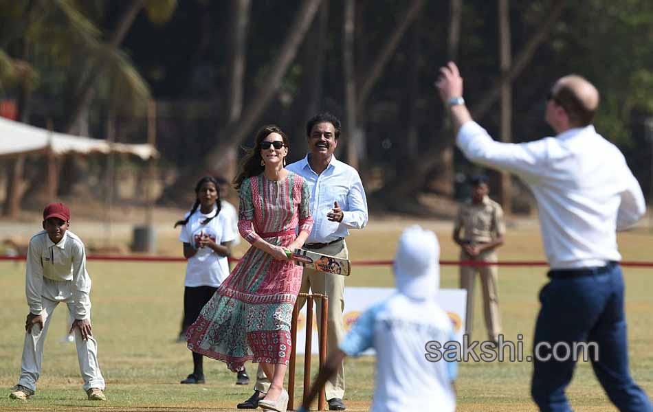 In Mumbai Kate Middleton Plays Cricket With Sachin20