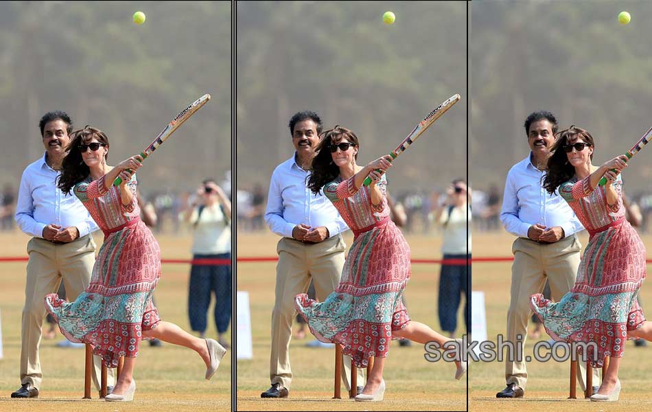 In Mumbai Kate Middleton Plays Cricket With Sachin24