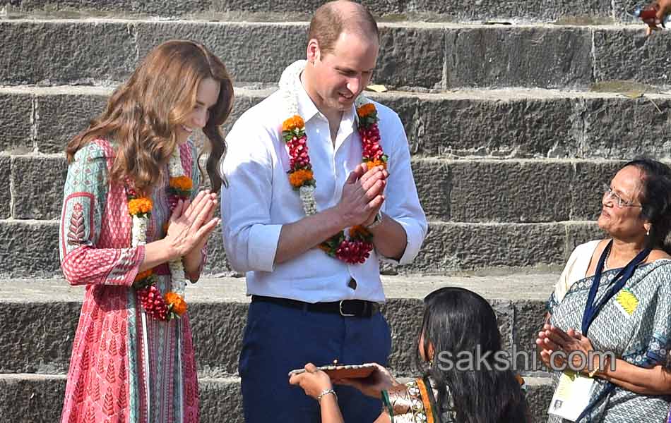 In Mumbai Kate Middleton Plays Cricket With Sachin31