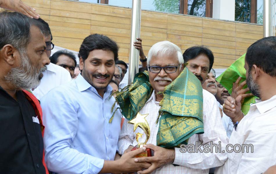 YS jagan mohan reddy celebrates may day at YSRCP office - Sakshi9