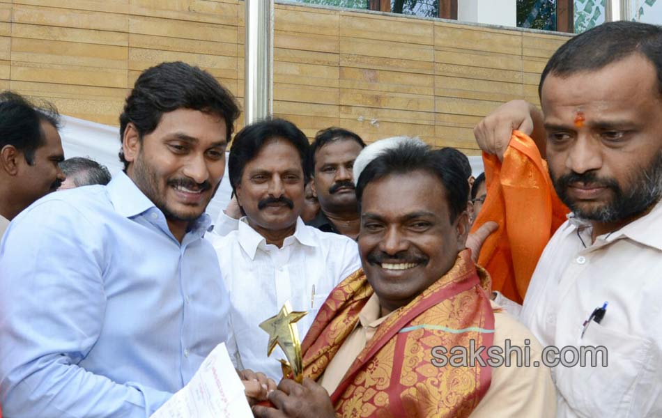 YS jagan mohan reddy celebrates may day at YSRCP office - Sakshi11