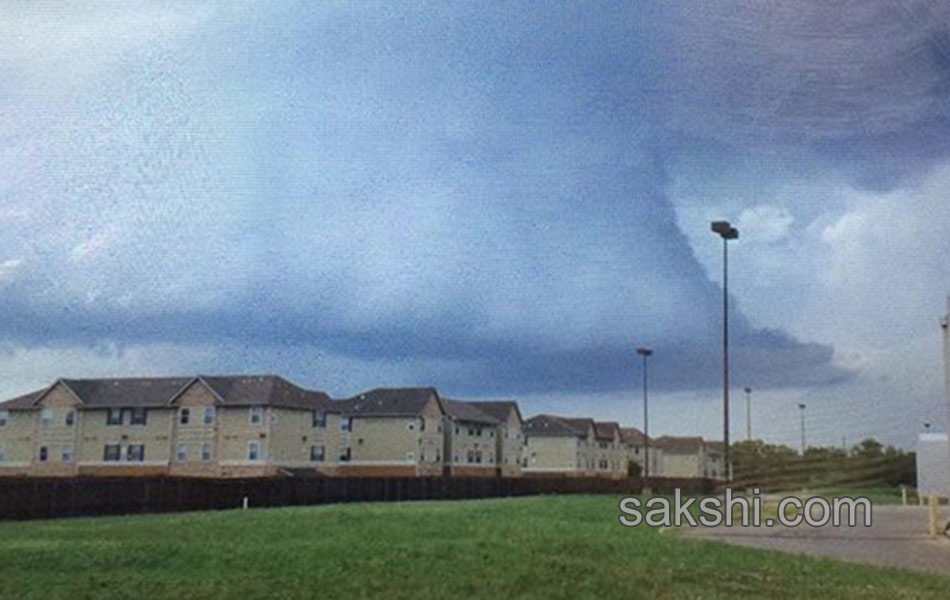 Tornadoes Kill 2 Destroy Homes in Rural Oklahoma7