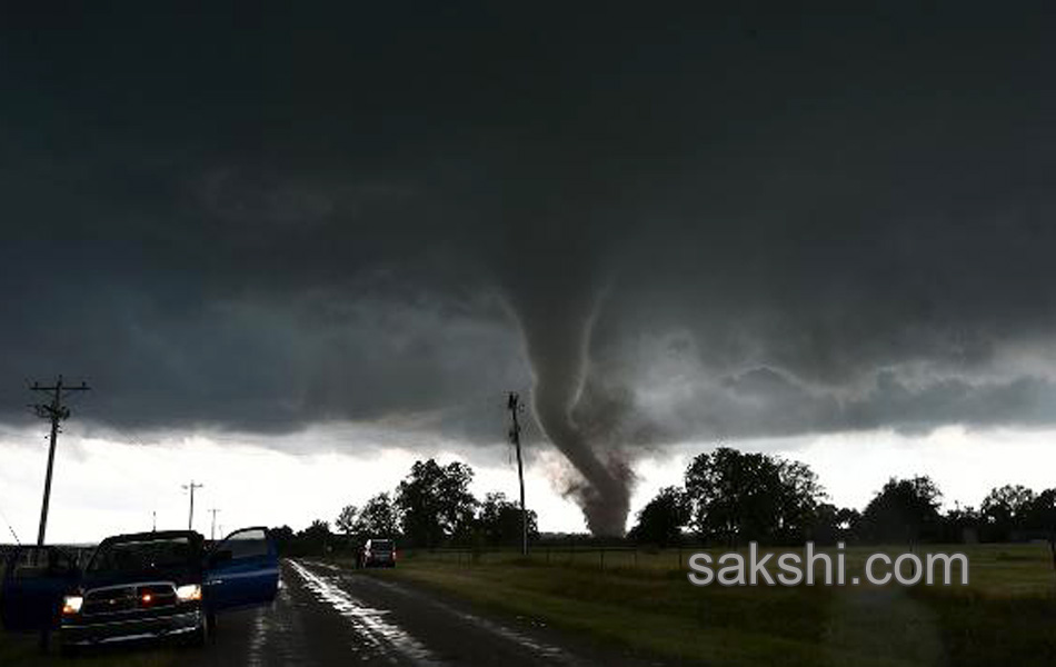 Tornadoes Kill 2 Destroy Homes in Rural Oklahoma15