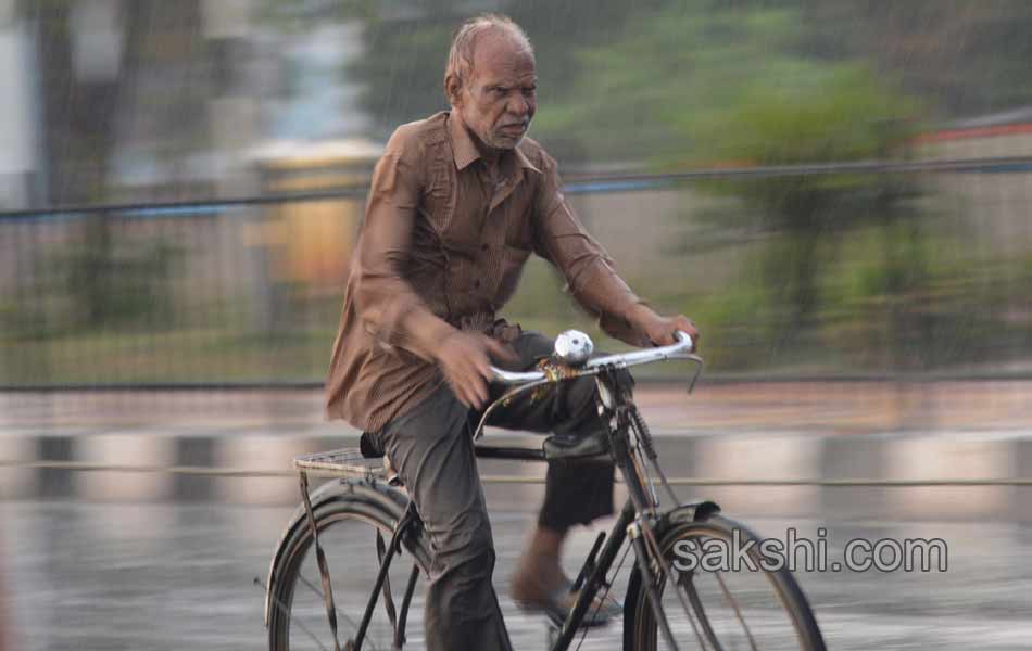 Heavy rains disrupt Hyderabad - Sakshi23