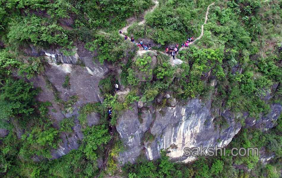 these chinese children have to climb cliff to go to school - Sakshi4