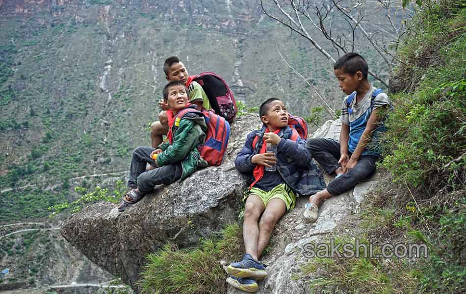 these chinese children have to climb cliff to go to school - Sakshi7