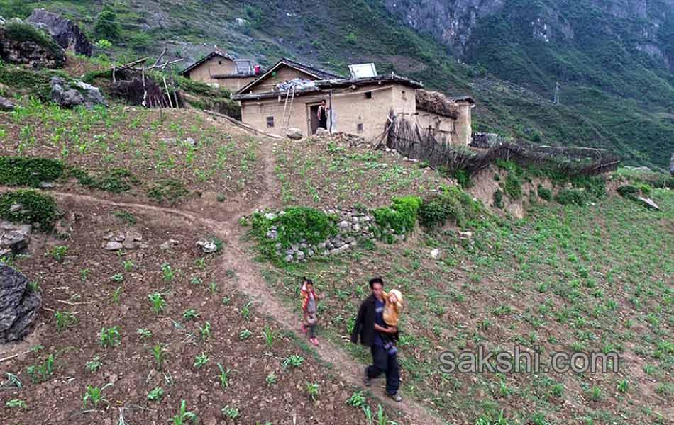 these chinese children have to climb cliff to go to school - Sakshi9