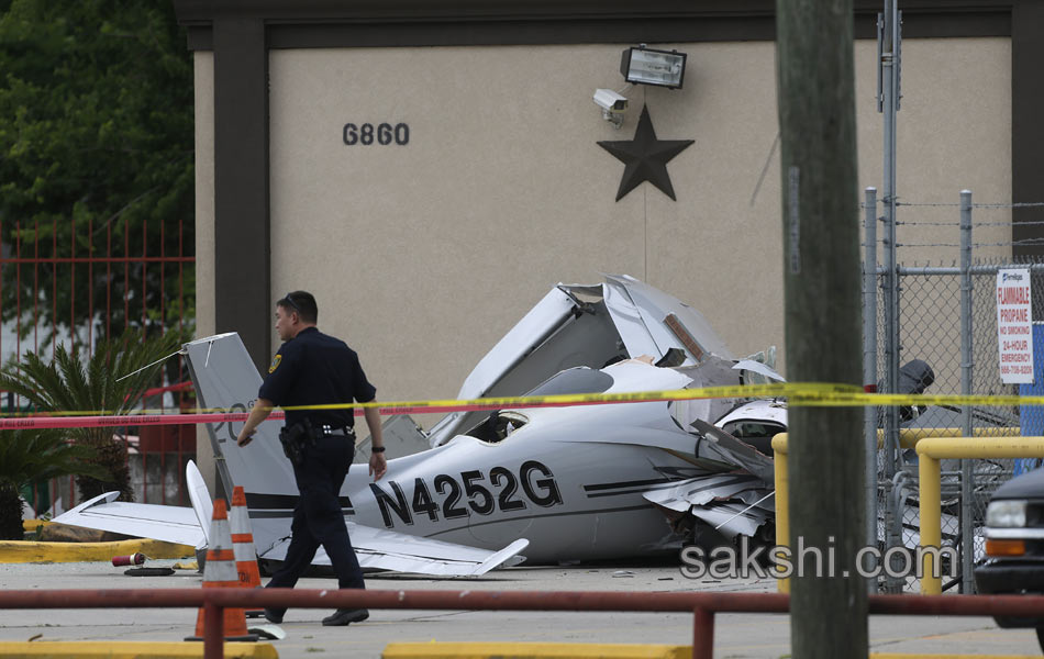 small plane crashed in a parking4