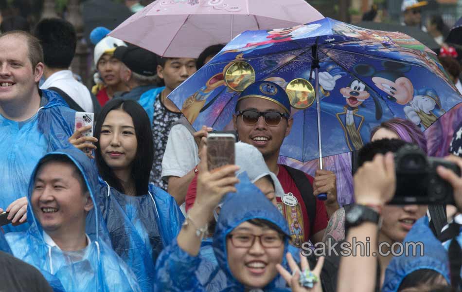 mickey and donald to entertain chinese soon12