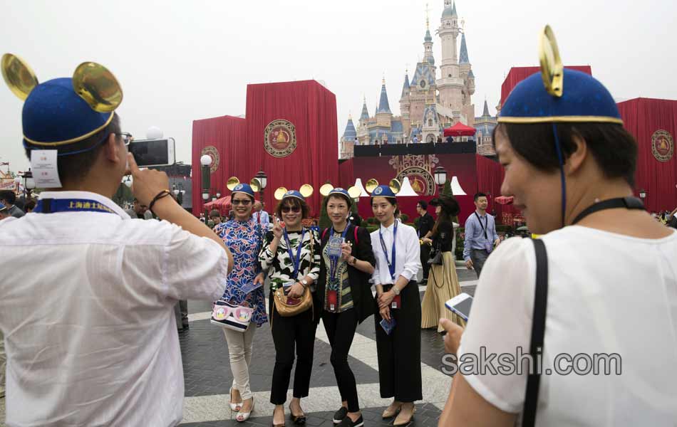 mickey and donald to entertain chinese soon16