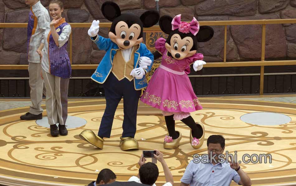 mickey and donald to entertain chinese soon17