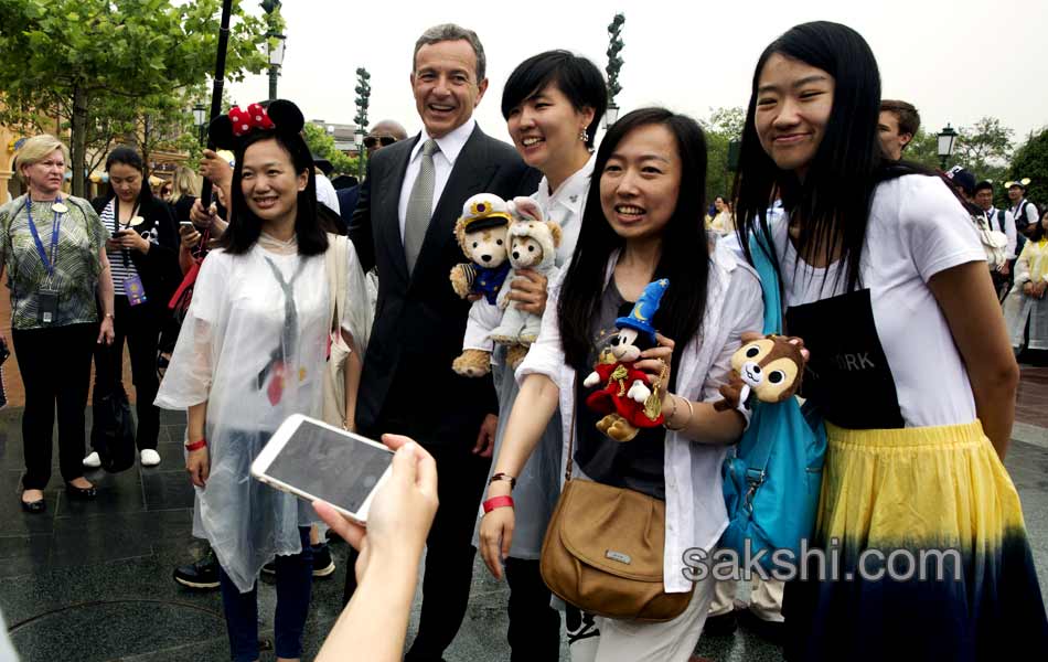 mickey and donald to entertain chinese soon19