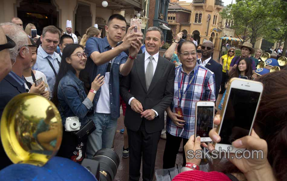 mickey and donald to entertain chinese soon20