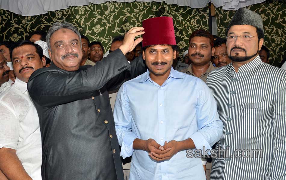 ys jagan mohan reddy participates in iftar dinner - Sakshi3