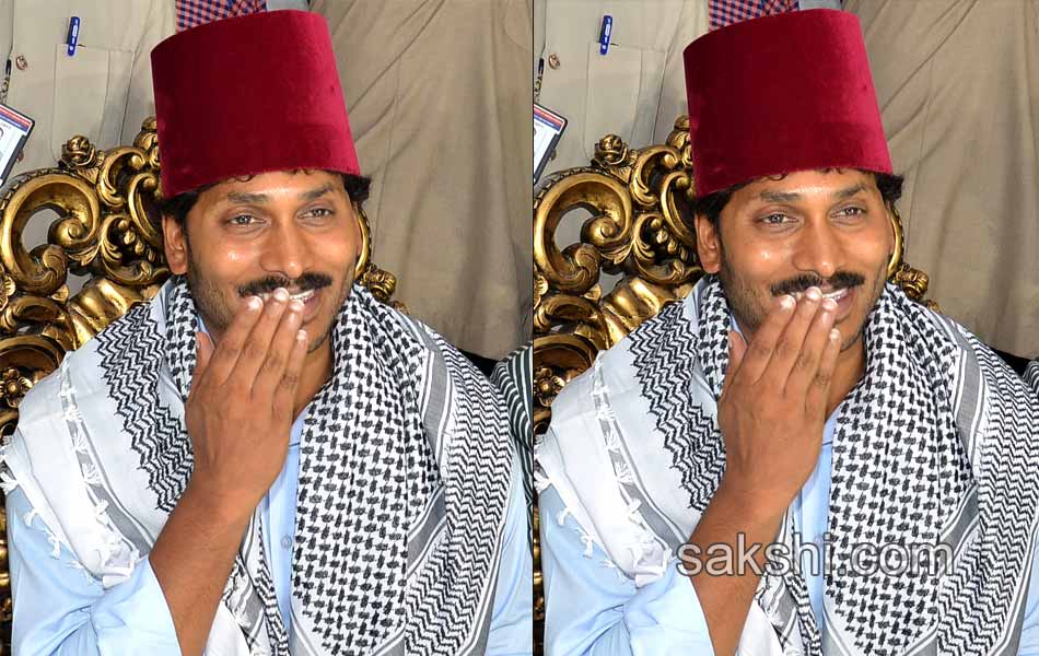 ys jagan mohan reddy participates in iftar dinner - Sakshi15