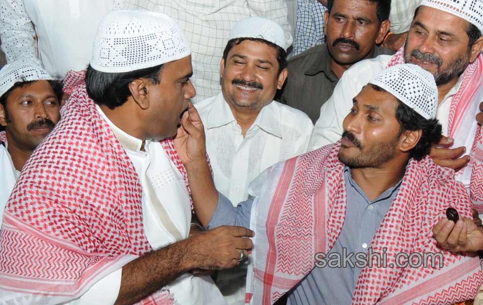 ys jagan mohan reddy attends iftar party in kadapa - Sakshi3