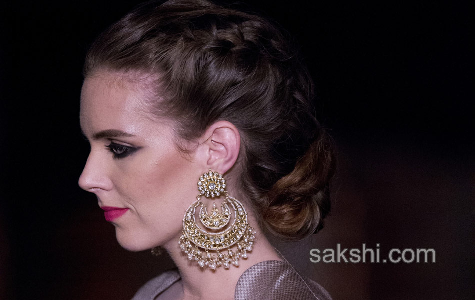 designer Manish Malhotra fashion week5