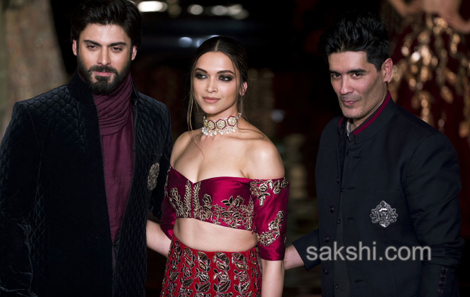 designer Manish Malhotra fashion week6