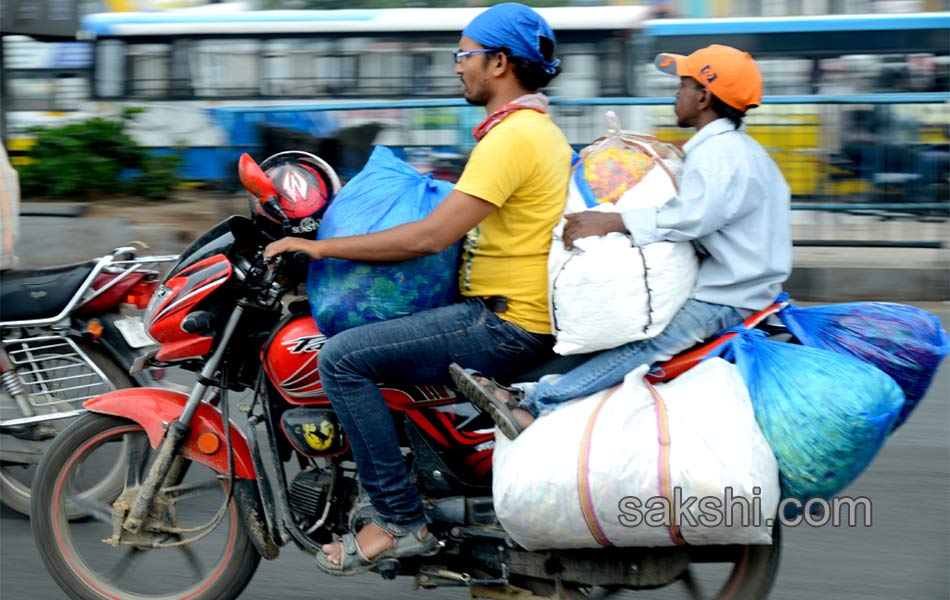 two wheelers with heavy luggage17