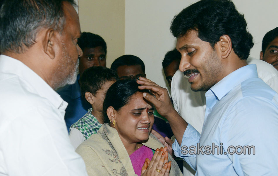 YS Jagan mohan reddy met IAF AN32 flight victim families in Visakhapatnam - Sakshi9