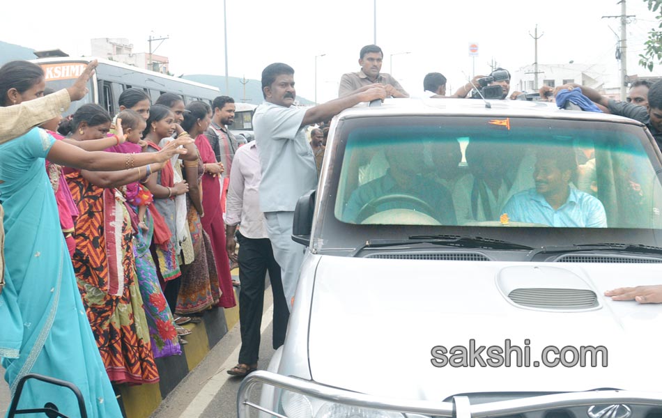 YS Jagan mohan reddy met IAF AN32 flight victim families in Visakhapatnam - Sakshi12