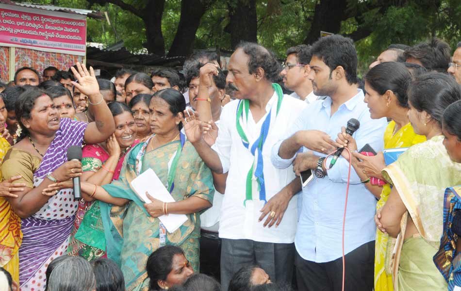 ysr cp mla viswa dharna - Sakshi1